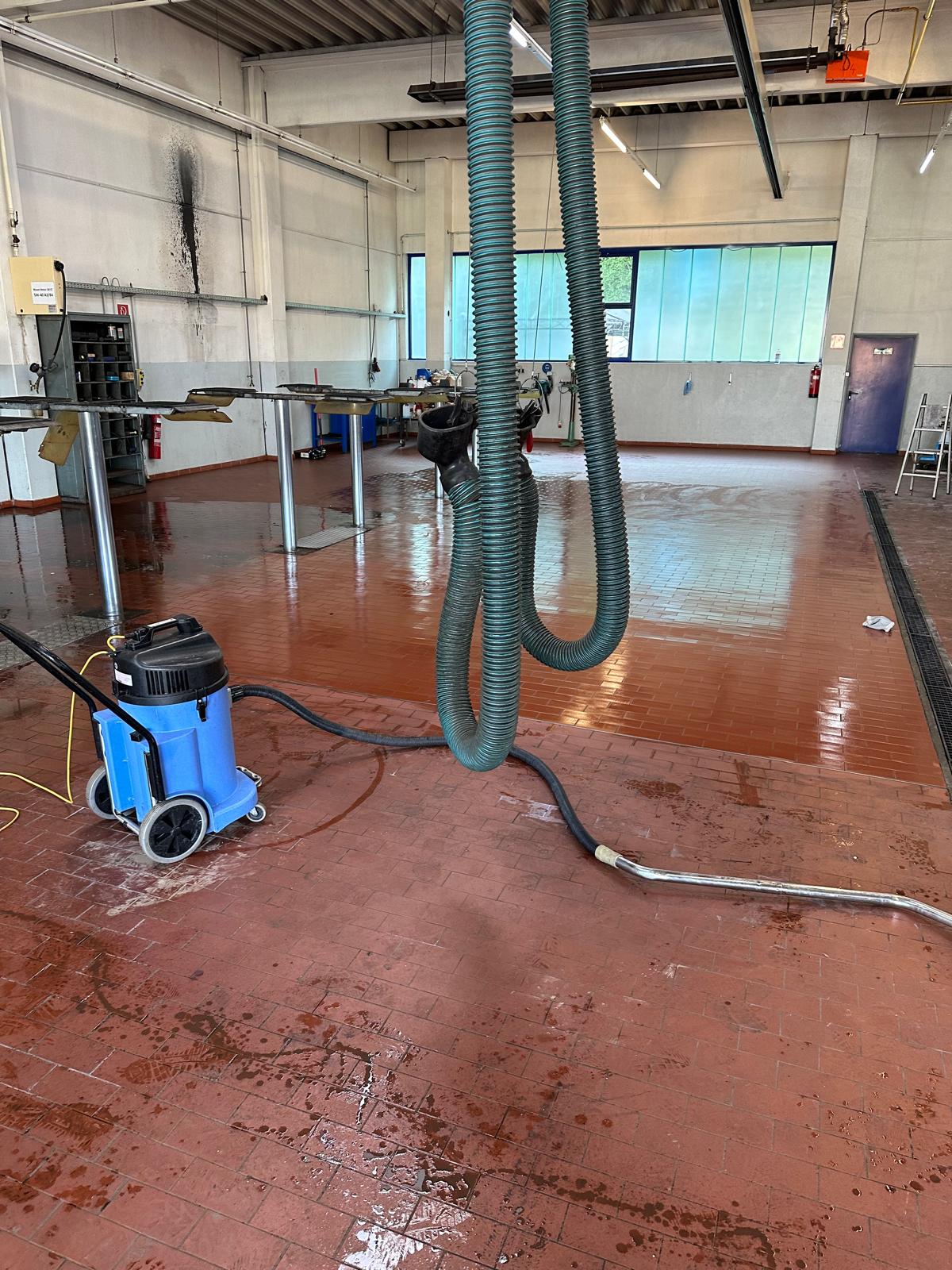 Gewerbliche Hygienereinigung mit Industriesauger